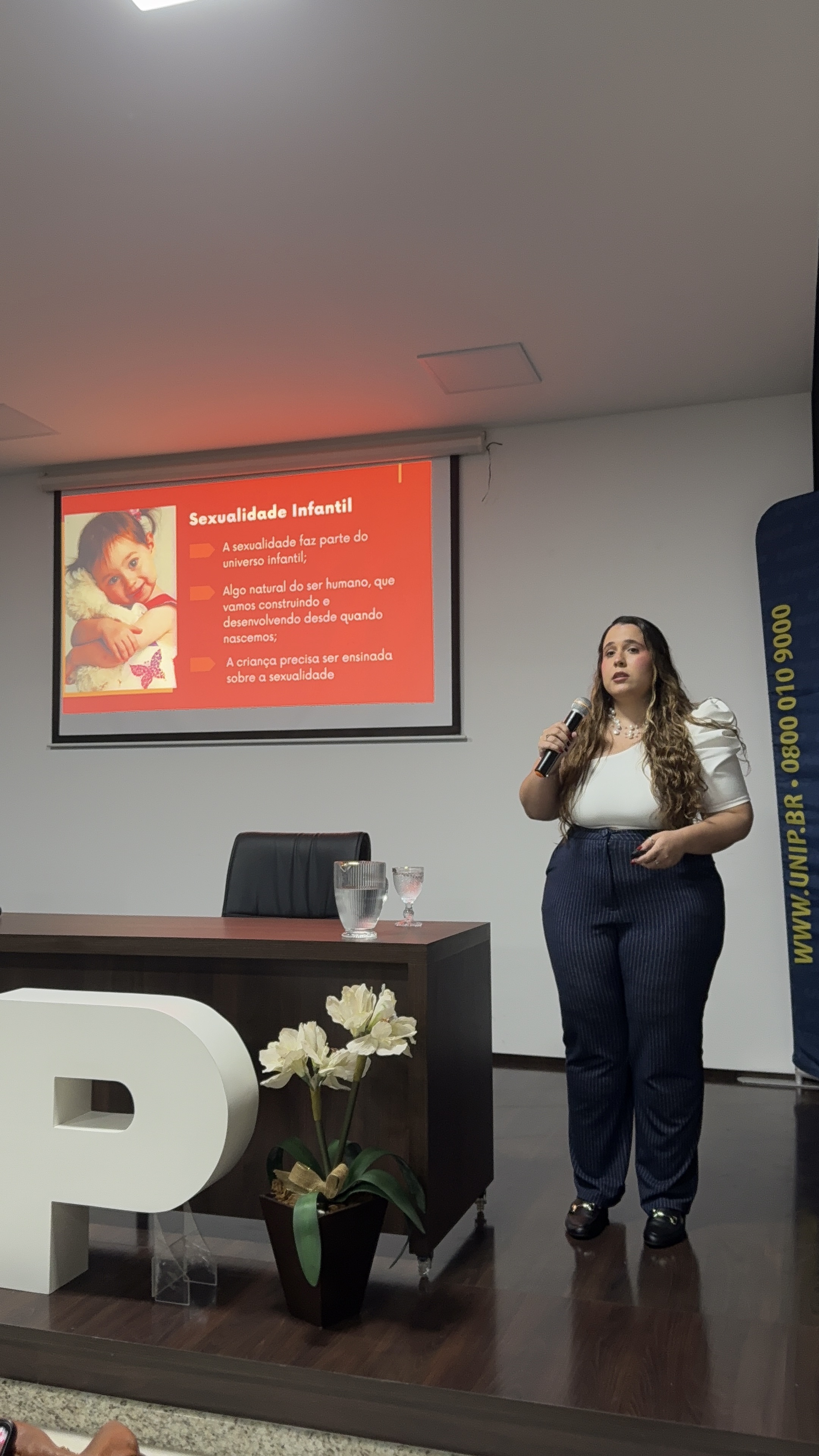 Julia durante uma palestra